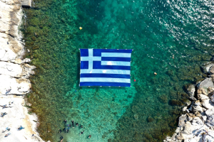 25η Μαρτίου: Η τεράστια ελληνική σημαία στη θάλασσα του Πειραιά