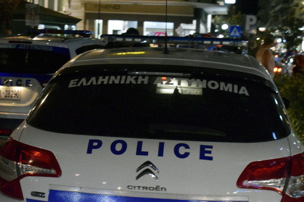 Πρωτοφανές περιστατικό στην Θεσσαλονίκη: Πέταξε τη σύζυγό του από το αυτοκίνητο μπροστά στα παιδιά τους