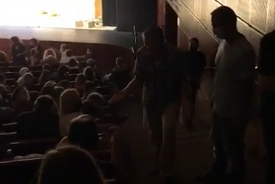 Κορονοϊός: Χαμός σε θέατρο - Θεατής δεν ήθελε να βάλει μάσκα και τον έβγαλαν εκτός (βίντεο)
