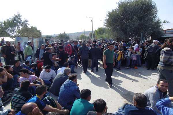 Τεράστιες ροές μεταναστών και προσφύγων στην Λέσβο - Προβλήματα και στην Χίο