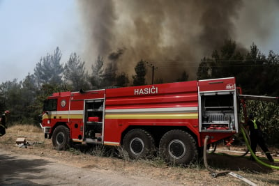 Φωτιά στην Εύβοια: Παραμένει ο συναγερμός για τις Καματριάδες - Στη θάλασσα σταμάτησαν οι φλόγες στο Αγριοβότανο (βίντεο)