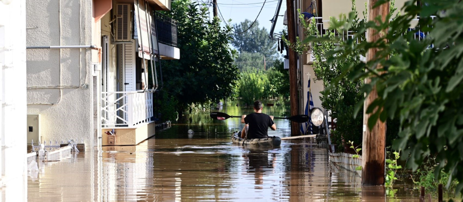 Λάρισα ώρα μηδέν: Μια ανάσα από τα σπίτια τα νερά του Πηνειού - Εκκενώνεται η Νέα Σμύρνη