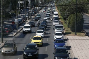 Επιστρέφουν οι χειρόγραφες άδειες οδήγησης μετά το μπλακ άουτ στο υπουργείο Μεταφορών