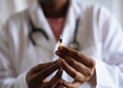 Λονδίνο: Eμβόλιο δίνει ελπίδα για τη ζωή ασθενών με επιθετικό καρκίνο του εγκεφάλου, αναμένεται η έγκρισή του