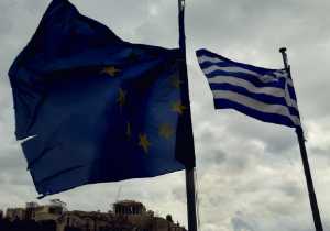 Bloomberg: Η Ευρώπη πρέπει να κάνει περισσότερα για την ελάφρυνση του ελληνικού χρέους