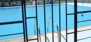 Κολύμπι σε πισίνα: Αυτοί είναι οι βασικοί κανόνες ασφαλείας