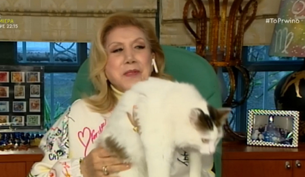 Επικό βίντεο με την Λίτσα Πατέρα και την γάτα της, της πέταγε πράγματα για να μην καεί στο τζάκι (βίντεο)