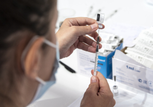 FDA: Έγκριση στα εμβόλια Pfizer και Moderna για όλους τους ενήλικες - Οι οδηγίες για την ενισχυτική δόση