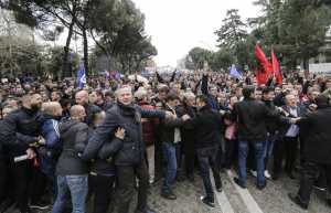 Την παραίτηση Ράμα ζητούν χιλιάδες διαδηλωτές στα Τίρανα