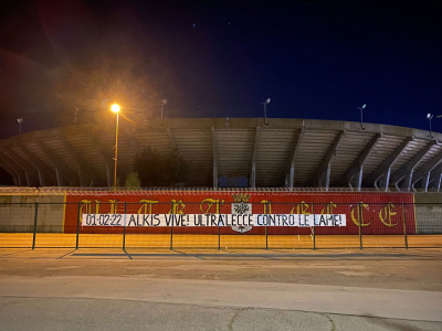 Πανό για τη μνήμη του Άλκη Καμπανού σήκωσαν οι οπαδοί της ιστορικής Λέτσε, Ιταλία