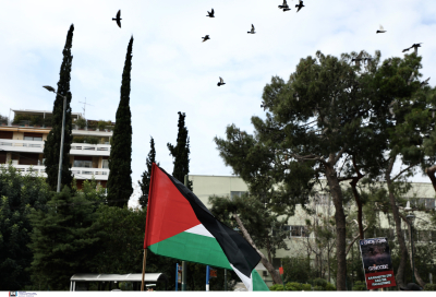 Επεισόδιο στο Σύνταγμα: Οπαδοί της Μακάμπι ξυλοκόπησαν άνδρα με σημαία της Παλαιστίνης