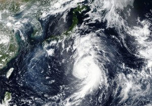 Ισχυρός τυφώνας χτυπά τις ακτές της Ιαπωνίας