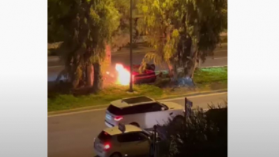 Τροχαίο στη Βούλα: Η συγκλονιστική στιγμή του απεγκλωβισμού της γυναίκας του Μονογυιού από τη φλεγόμενη Ferrari (βίντεο)