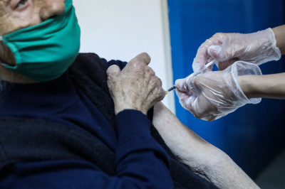 Βρετανός Υπ. Υγείας: Η ινδική παραλλαγή του κορονοϊού δεν επηρεάζει τους εμβολιασμένους ηλικιωμένους