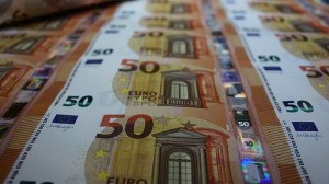Κατά 0,08% υποχωρεί το ευρώ έναντι του δολαρίου