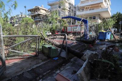 Εικόνες αποκάλυψης στο Νέο Ηράκλειο: Ανεμοστρόβιλος σάρωσε τα πάντα, τρεις τραυματίες
