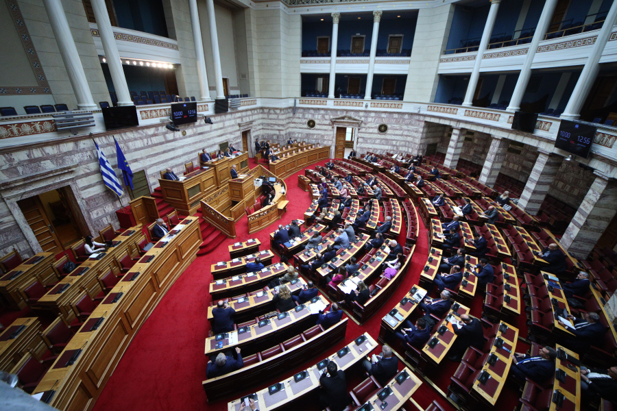 Άγρια σύγκρουση για τα Τέμπη στη Βουλή: Το δεύτερο «μπάζωμα» και το λαϊκίστικο μεροκάματο