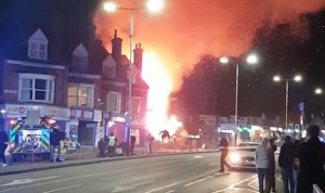 «Σοβαρό συμβάν» στo Λέστερ - Ισχυρή έκρηξη, στις φλόγες κατοικίες