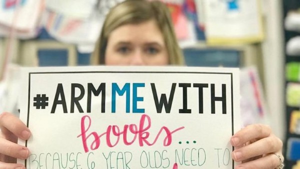 ΗΠΑ: «Θέλουμε βιβλία και μολύβια, όχι όπλα!» απαντούν οι δάσκαλοι στον Τραμπ