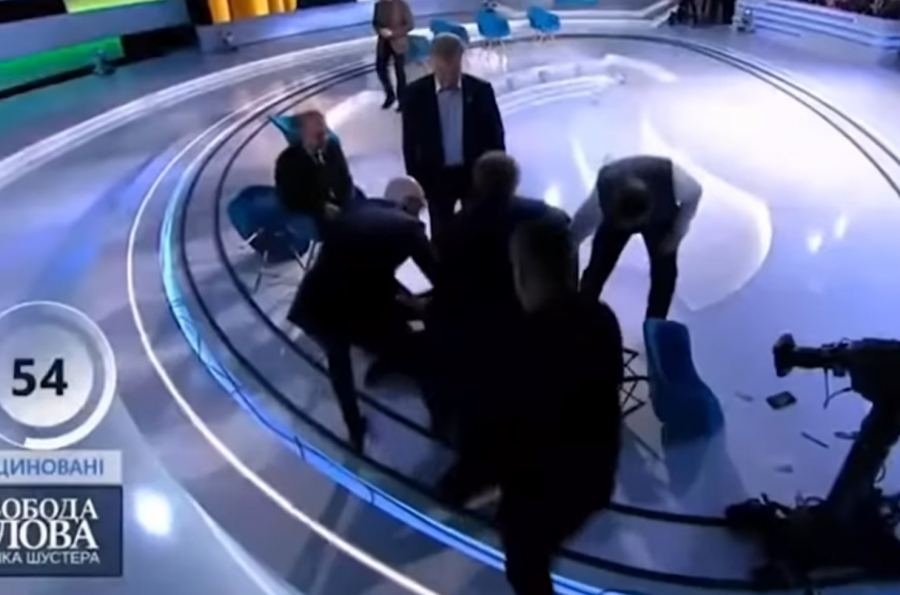 Μπουνιές... live στην oυκρανική τηλεόραση, δημοσιογράφος γρονθοκόπησε φιλορώσο πολιτικό (βίντεο)