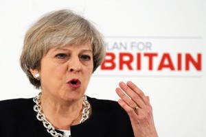 Μέι: Το Brexit δεν θα εκτροχιαστεί