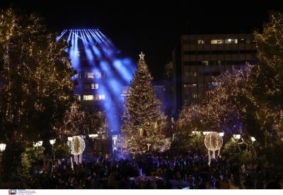 Τα Χριστούγεννα... «επέστρεψαν» στην Πλατεία Συντάγματος, άναψε το δέντρο