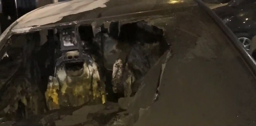 Εμπρηστική επίθεση σε αντιπροσωπεία αυτοκινήτων στη Χαλκηδόνα, καταστράφηκαν 5 αυτοκίνητα (βίντεο)