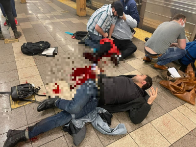 Πανικός στη Νέα Υόρκη: Πυροβολισμοί και δεκάδες τραυματίες στο μετρό του Μπρούκλιν, οι Αρχές αναζητούν τον δράστη (εικόνες, βίντεο)