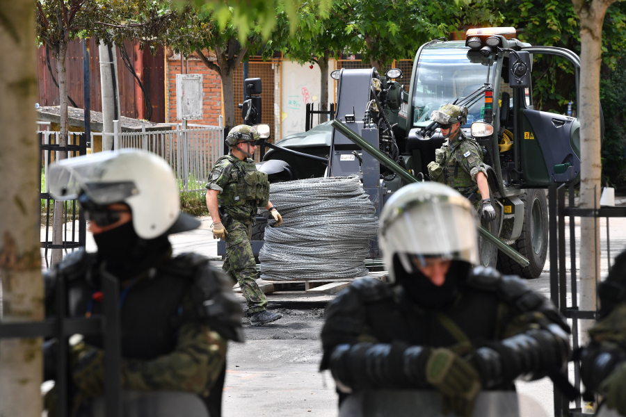 Σειρήνες πολέμου: Το ΝΑΤΟ στέλνει κι άλλους στρατιώτες στο βόρειο Κόσοβο
