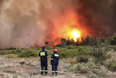 Φωτιά: Συγκλονιστικό βίντεο με τη διάσωση 7μελούς οικογένειας μέσα από τις φλόγες