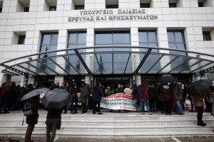 Καταδικάζει το υπουργείο Παιδείας την επίθεση Χρυσαυγιτών σε σχολείο της Σαντορίνης