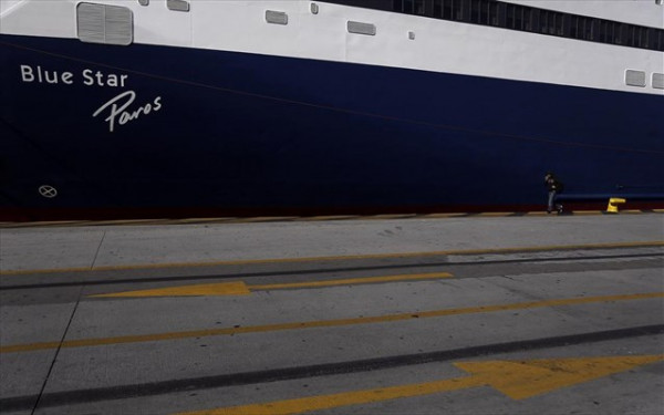 Blue Star Paros: Πρόσκρουση του καταπέλτη επιβατών στο λιμάνι της Σύρου