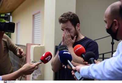 Ο Μπάμπης Αναγνωστόπουλος κλαίει μπροστά στις κάμερες για τη δολοφονία της Καρολάιν Κράουτς