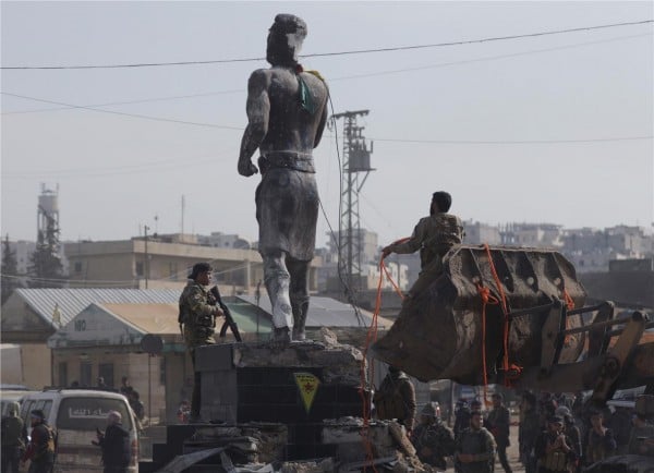 Γκρέμισαν ιστορικά αγάλματα των Κούρδων οι Τούρκοι στην Αφρίν