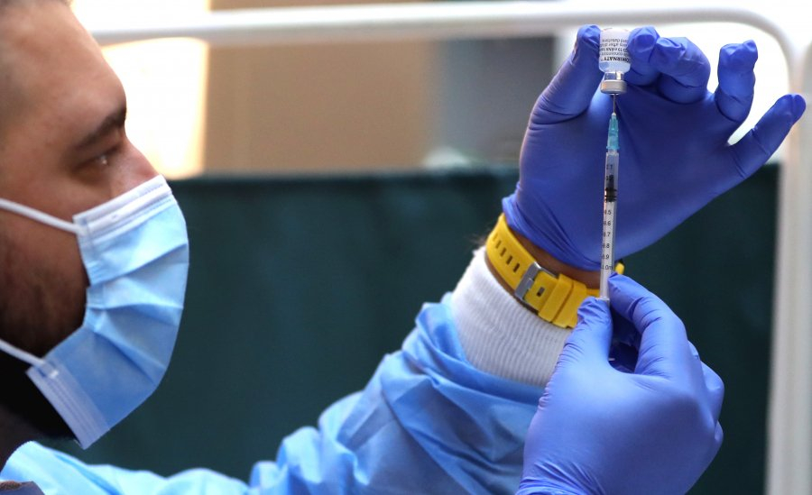Ιταλός πήγε να εμβολιαστεί φορώντας χέρι από σιλικόνη