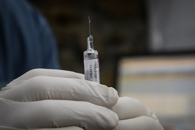 Και ξαφνικά φρένο από τον ΠΟΥ: Εμβόλιο δεν σημαίνει και τέλος της καραντίνας