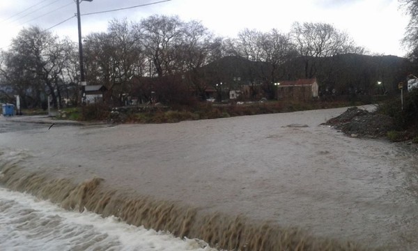 Πλημμύρισαν σπίτια στη Λάρισα- Κατολισθήσεις σε δρόμους