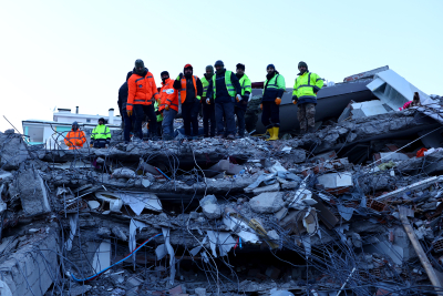 Καθηγητής αντισεισμικών κατασκευών για σεισμό στην Τουρκία: «Τα κτίρια τιναχτήκαν στον αέρα σαν να τους έβαλαν δυναμίτες»