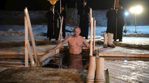 Πούτιν: Βούτηξε στη λίμνη για τα Θεοφάνια στους -5 βαθμούς