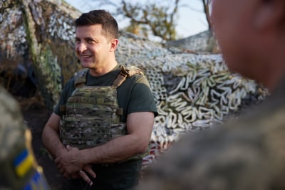 Ραγδαίες εξελίξεις εν μέσω βομβαρδισμών: Ο Ζελένσκι διορίζει στρατιωτικό διοικητή στο Κίεβο, νέο μήνυμά του στη Δύση
