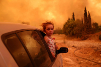 Φωτιά στην Εύβοια: Πότε σταμάτησε η μικρή Βαλεντίνα να κλαίει, η φωτογραφία που έκανε το γύρο του διαδικτύου