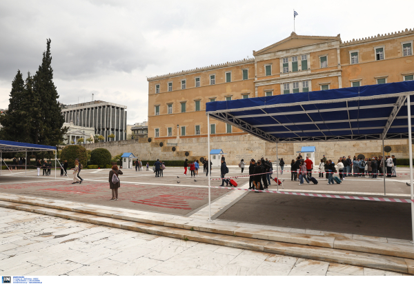 Παρέλαση 25ης Μαρτίου: Ο δήμος Αθηναίων δεν κάλυψε τα ονόματα των νεκρών στα Τέμπη κατά το στήσιμο της εξέδρας
