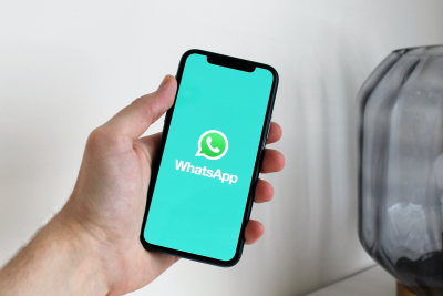Πέφτει μαύρο στην εφαρμογή whatsApp σε χιλιάδες κινητά