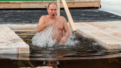 Ο Πούτιν βούτηξε στα παγωμένα νερά στους -20 βαθμούς Κελσίου (vid)