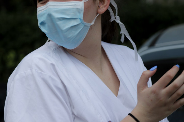 Κορονοϊός: Η ευρεία χρήση μάσκας μπορεί να αποτρέψει νέα κύματα της πανδημίας