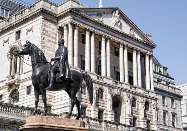 Η Τράπεζα Αγγλίας μειώνει τα επιτόκια μετά την αναταραχή του Brexit