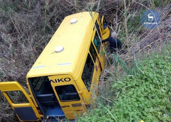 Παραλίγο τραγωδία στη Ρόδο: Σχολικό λεωφορείο έπεσε σε ρέμα (pics)