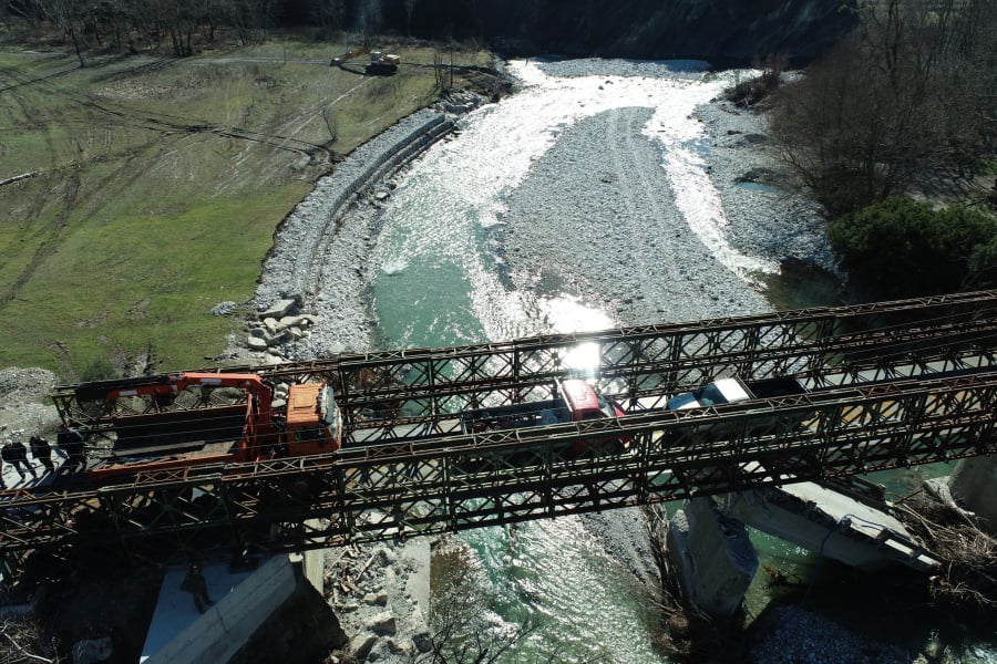«Ανάσα» για το Μέτσοβο: Τοποθετήθηκε η στρατιωτική γέφυρα τύπου Bailey στον Άραχθο (εικόνες)