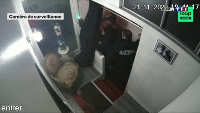 Γαλλία: Σάλος από νέο περιστατικό αστυνομικής βίας - «Με αποκάλεσαν βρομοαράπη και με γρονθοκόπησαν» (vid)