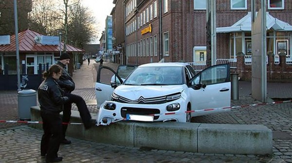 Μεθυσμένος οδηγός έπεσε πάνω σε πεζούς στην Κάτω Σαξονία